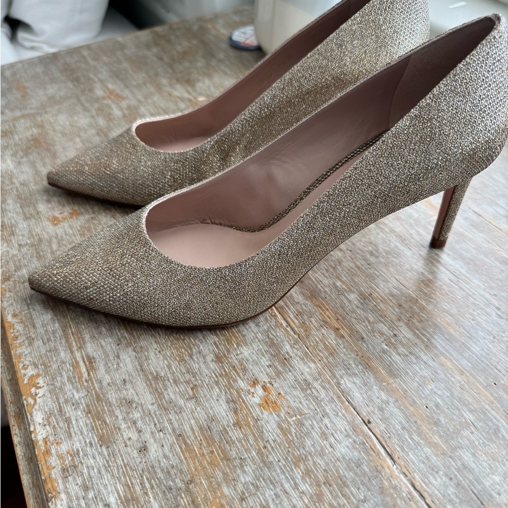 STUNNING METALLIC GOLD PUMPS!